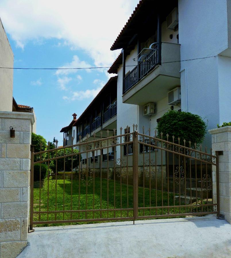 Yannis Apartments Áfitos Exterior foto
